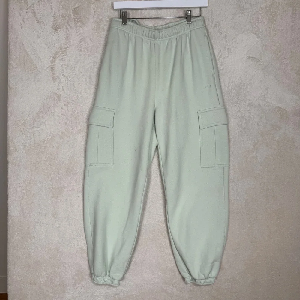 Aritzia Sweatfleece Mega Cargo Sweatpants Sage Green M Cozy Premium - Picture 1 of 8